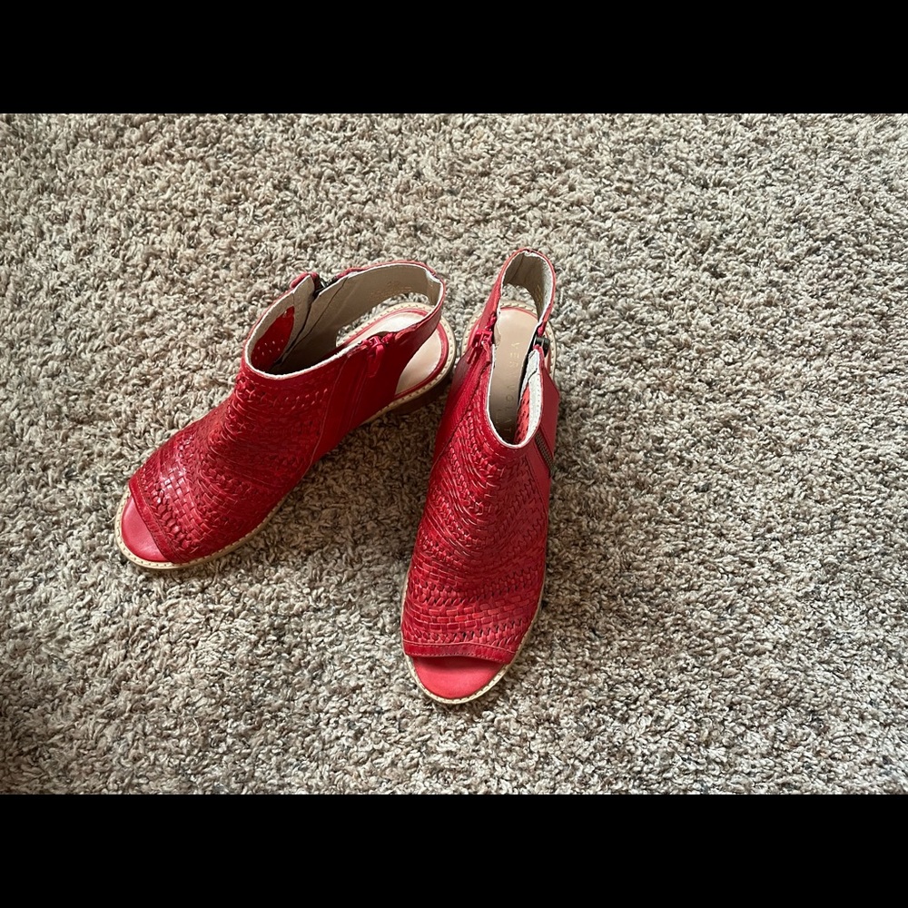 Very volatile peephole shoes size 10 never worn